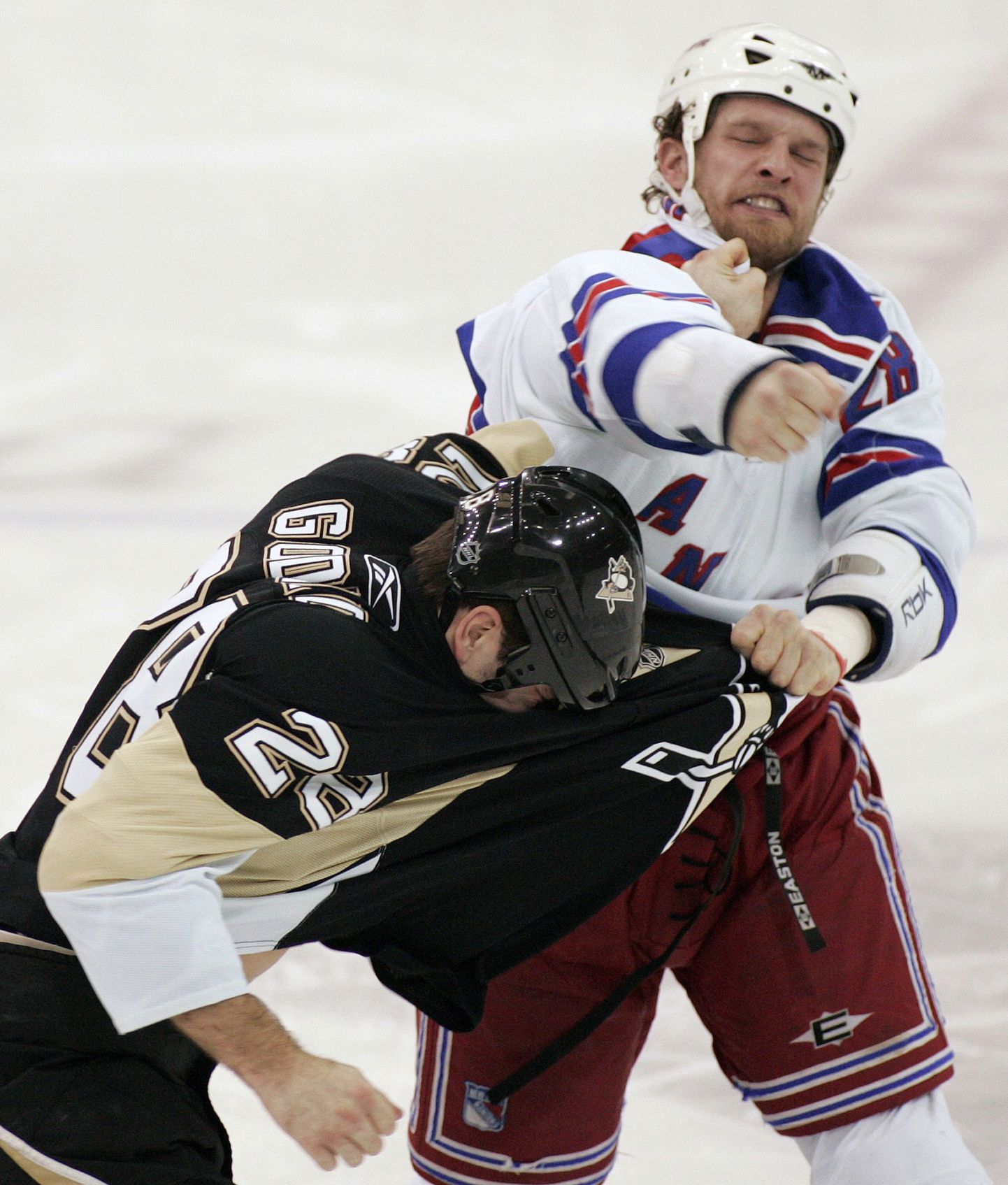 Jäähokiliigas NHL on rusikavõitlused tavaline nähtus. Pildil madistavad Pittsburgh Penguinsi Eric Godard(mustas) ja New York Rangersi Colton Orr