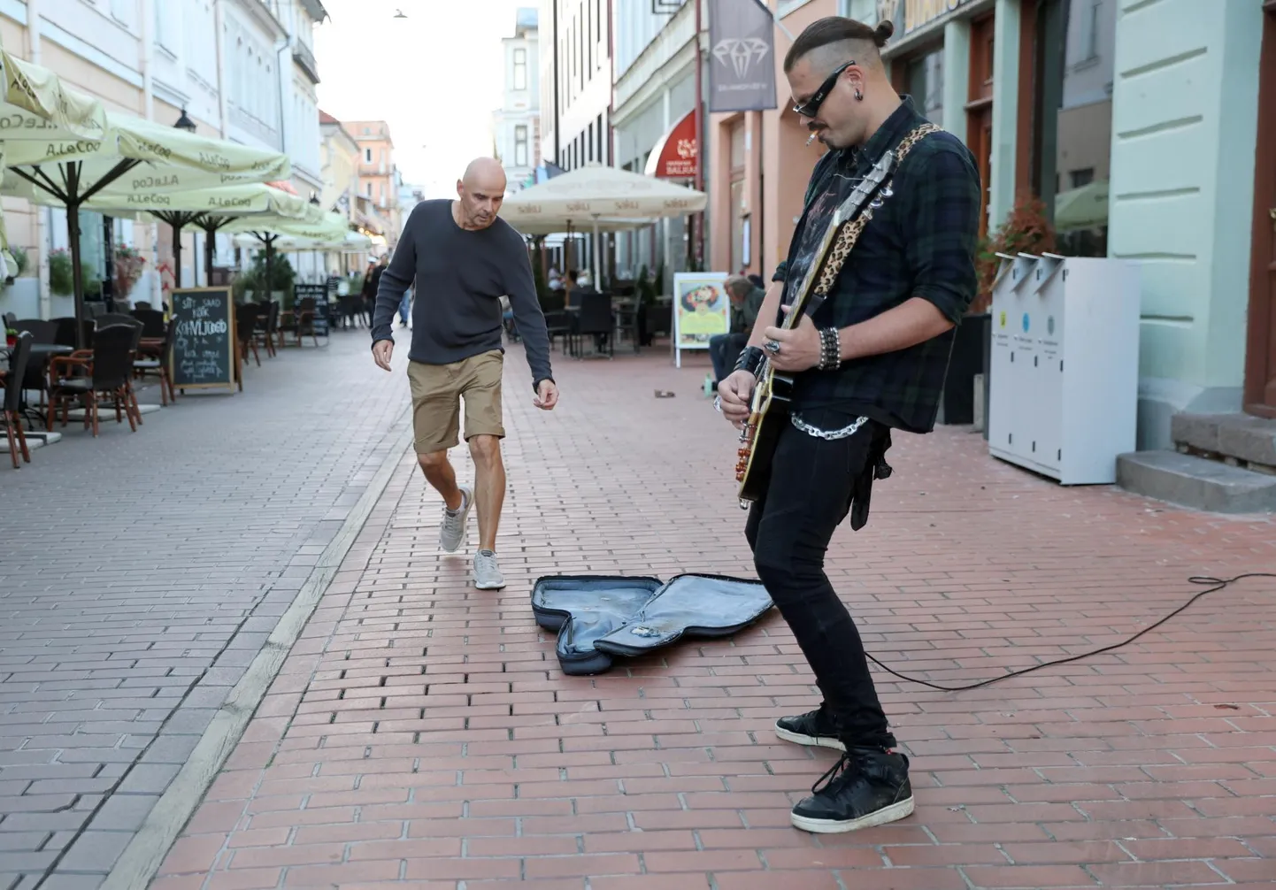 Rokkar Hendrik Karm mängis kolmapäeva õhtul Rüütli tänaval ansambli Guns N’ Roses 1991. aasta hitti «You Could Be Mine». Ikka sigaret hambus, nagu Guns N’ Rosese kitarristil Slashil tavaliselt.