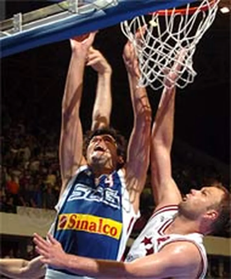 Uvis Helmanis (no labās) cenšas kavēt titulēto serbu basketbolistu Dežanu Bodirogu. 