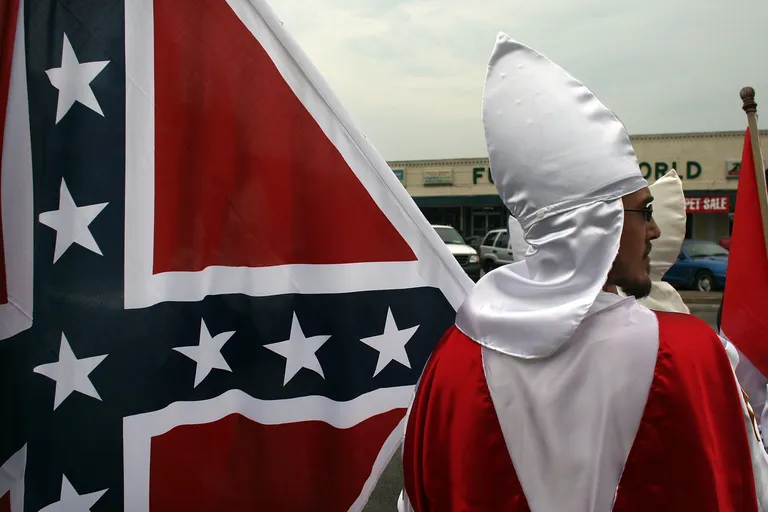 Sama lipuga Ku Klux Klani liige nende organisatsiooni kogunemisel 2011. aastal Tennessee osariigis.