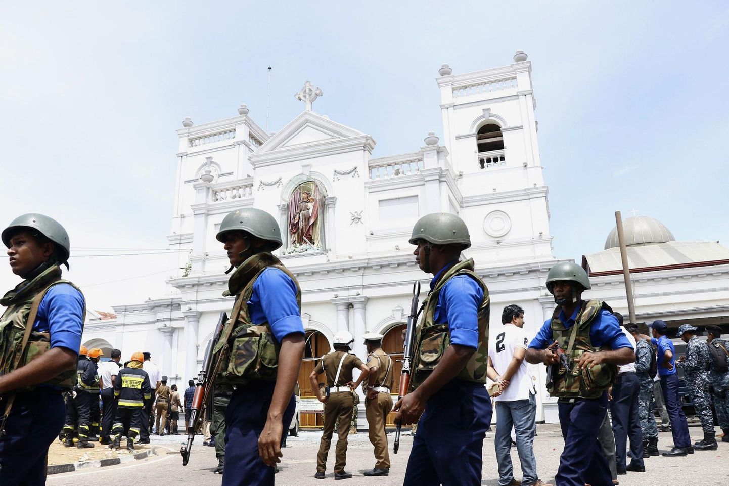 Julgeolekujõud Sri Lanka pealinnas Colombos eile Püha Antoniuse kiriku juures, kus päev varem kärgatas ülestõusmispühade palvuse ajal lõhkekeha. 