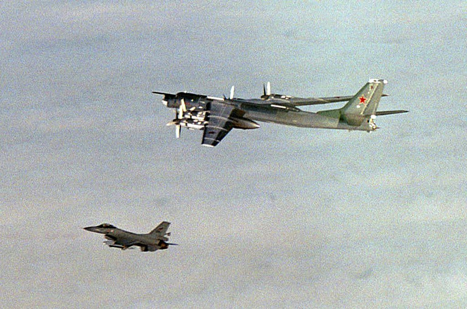 Vene pommitaja Tupolev Tu-95MS (üleval).  .