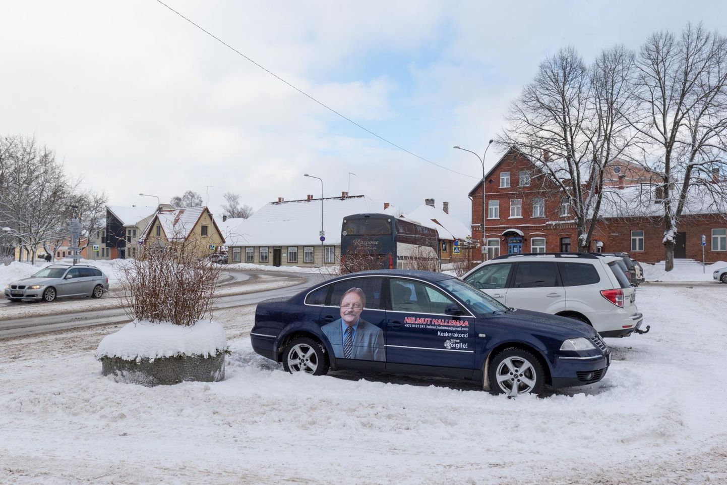 30. jaanuaril seisis Helmut Hallemaa suurte näopiltidega Volkswagen Passat Viljandis Vabaduse platsi servas parkimisruudus. Ehkki poliitiline välireklaam on praegu keelatud, ei riku too sõiduk seadust.