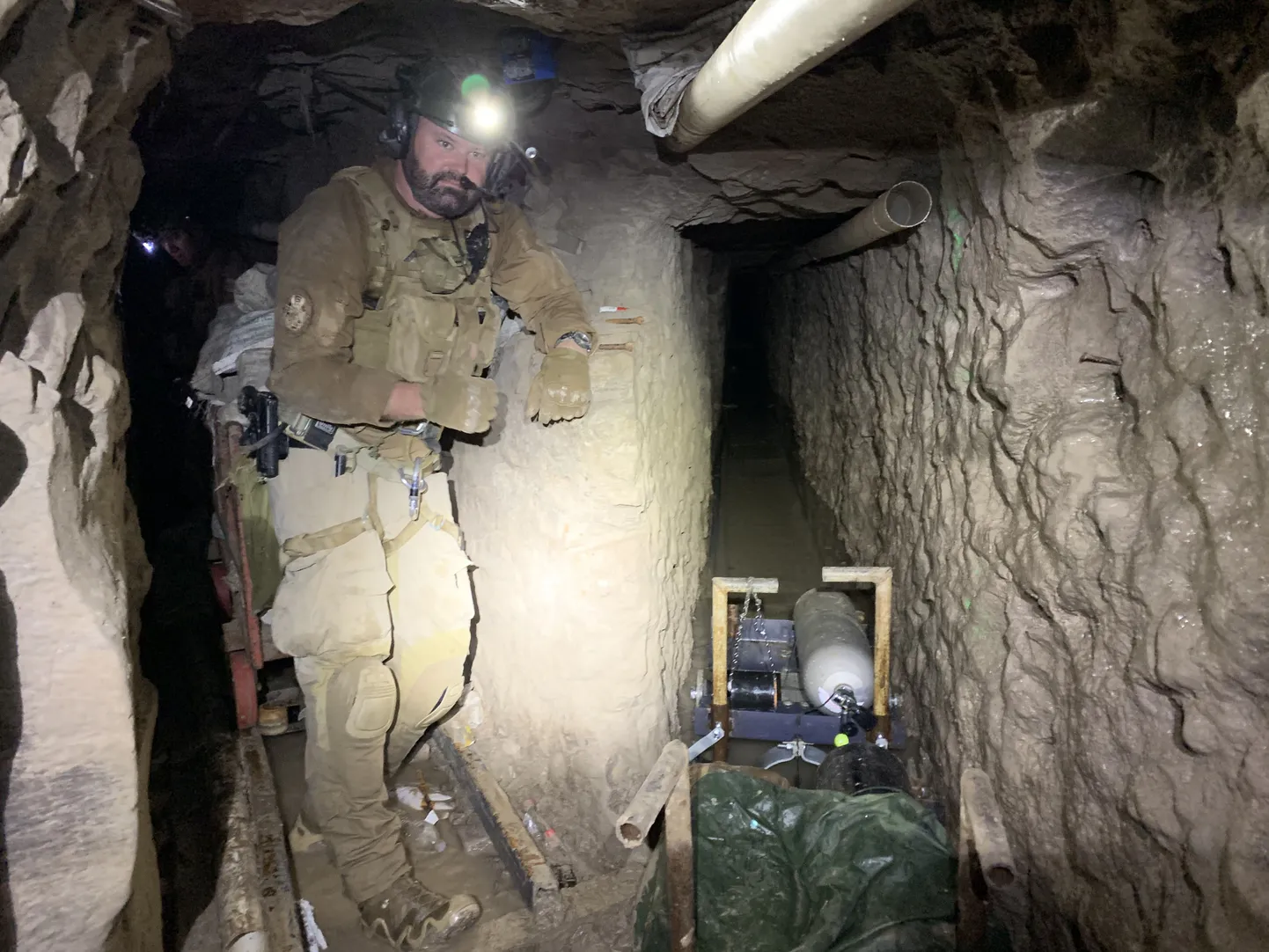 USA-Mehhiko piiril leiti narkotunnel, mis on sealne pikim. Pildil USA piirivalvur narkotunnelit uurimas