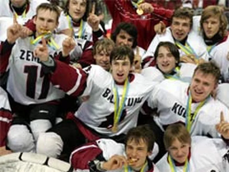 2006. gadā šie puiši pie pārpildītām Arēna Rīga tribīnēm izšķirošajā spēlē panāca lūzumu spēlē ar Dāniju un pirmoreiz vēsturē iekļuva pasaules jauniešu hokeja elitē. Vai būs sekotāji? 