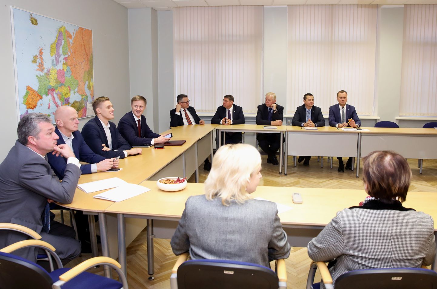 Partijas "KPV LV", nacionālās apvienības "Visu Latvijai!"-"Tēvzemei un brīvībai"/LNNK, apvienības "Attīstībai/Par", Jaunās konservatīvās partijas, "Jaunā Vienotība" un Zaļo un zemnieku savienības Saeimā ievēlēto deputātu tikšanās, kurā spriež par valdības veidošanu.