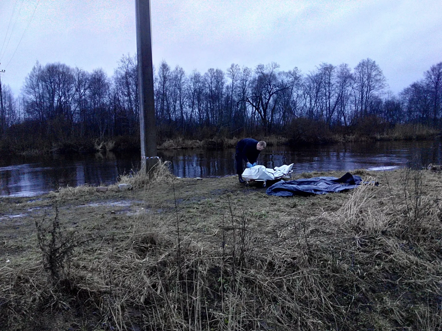 Esmaspäeva õhtul kogunesid päästjad ja politsei Puhja valda Porikülla, kus kohalik kalamees oli Emajõest leidnud meesterahva surnukeha.