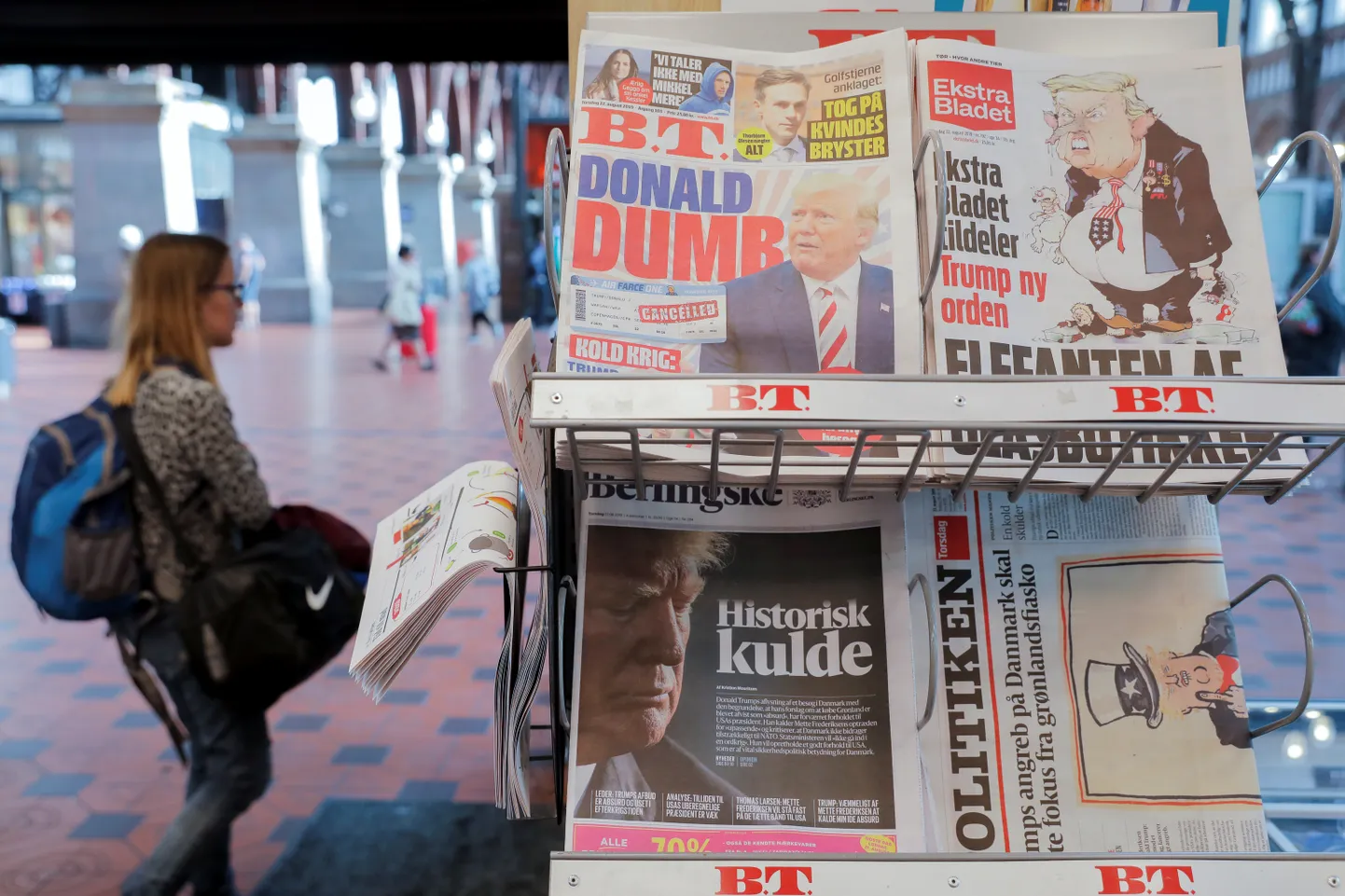 Inimene möödumas Kopenhaageni keskraudteejaamas lehekioskist, kus on näha Taani lehtede reaktsioon USA presidendi Donald Trumpi ettepanekule Gröönimaa ära osta ning otsusele riigivisiit ära jätta.