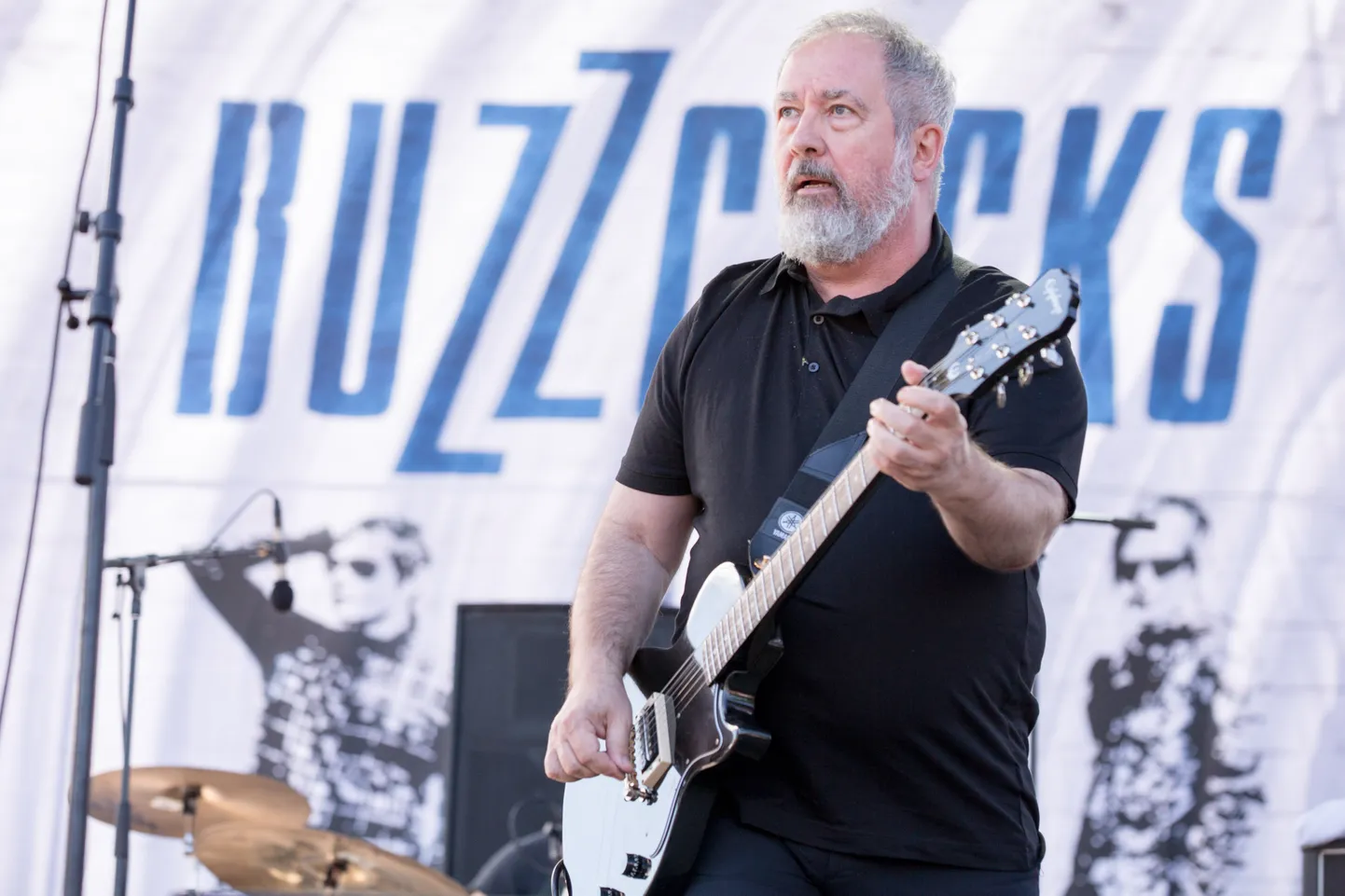Suri punkbändi Buzzcocks ninamees Pete Shelley.