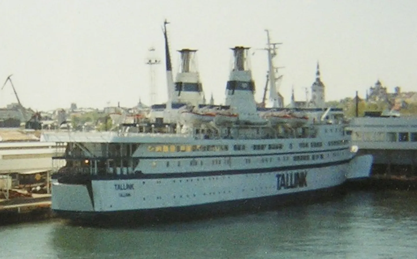 1989. aastal loodud Tallink alustas tegevust ajal, mil kõnekeskusi ja lühinumbreid ei osanud keegi tahta. Pildil reisilaev MS Tallink Tallinna sadamas 1994. aasta kevadel.