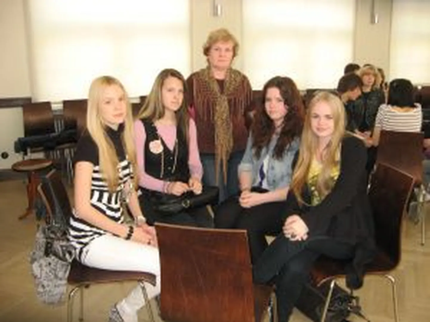 Koidula kooli tublid vene keele tundjad koos õpetaja Viive Korbiga.