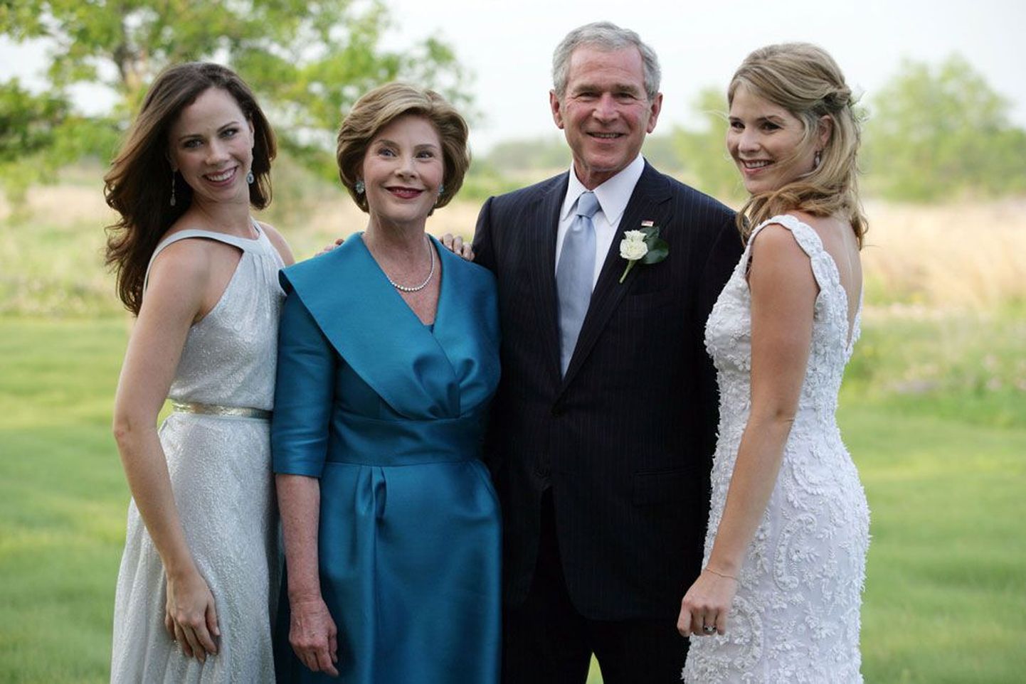 Праздничная семейная фотография: Джордж Буш, Лаура Буш и родившиеся в 1981 году их дочери-близнецы Дженна и Барбара.