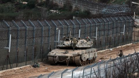 Izraelska vojska izvedla kopensko operacijo v Siriji in zasegla orožje