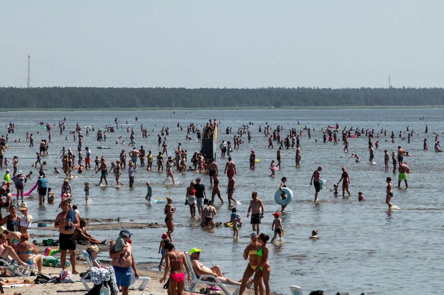 Täna keskpäeval mõõdeti Pärnu rannas veetemperatuuri 18 kraadi.