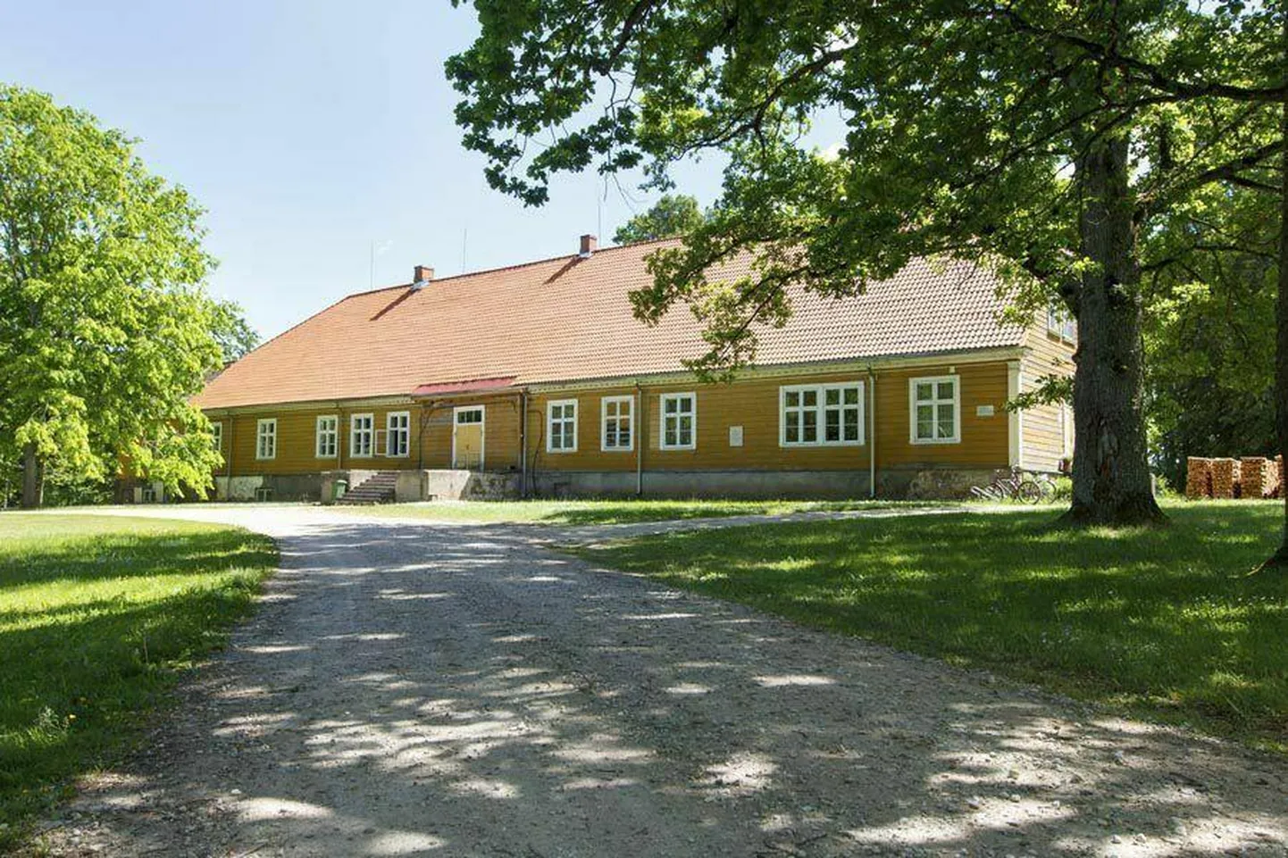 Riidaja mõisa barokkstiilis peahoone on ehitatud 18. sajandi keskel.