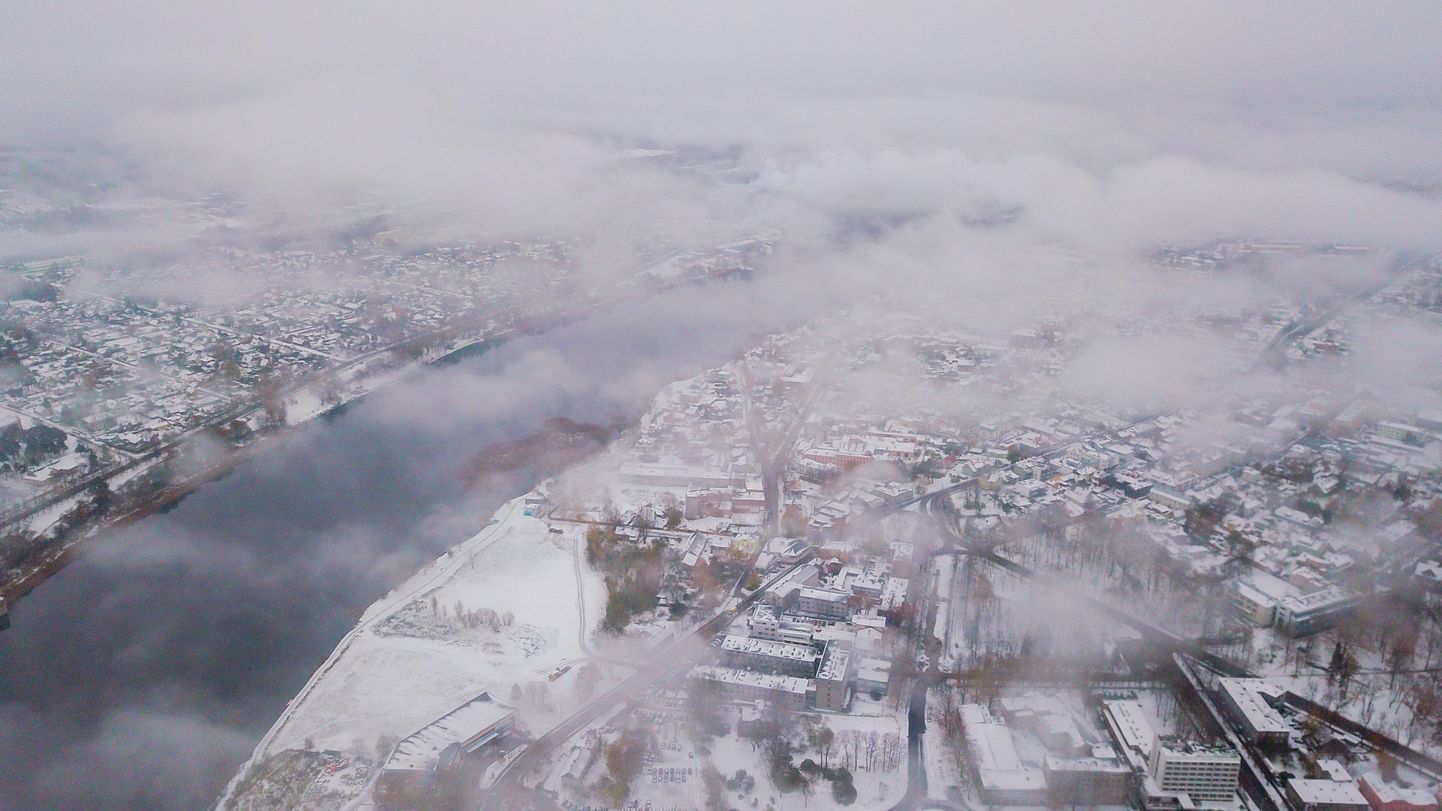 Pärnu linnas tuli lumi maha.