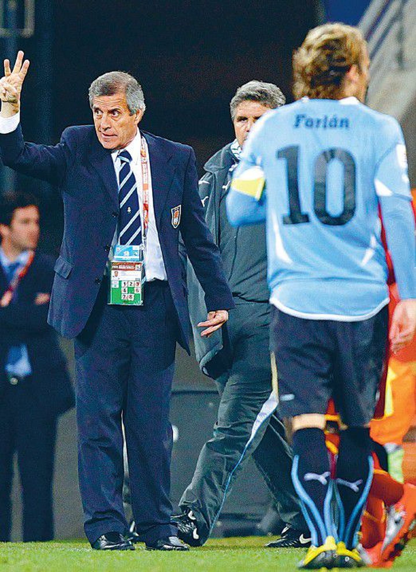 Главный тренер сборной Уругвая Оскар Табарес после сорокалетнего перерыва опять вывел сборную страны в полуфинал чемпионата мира.
