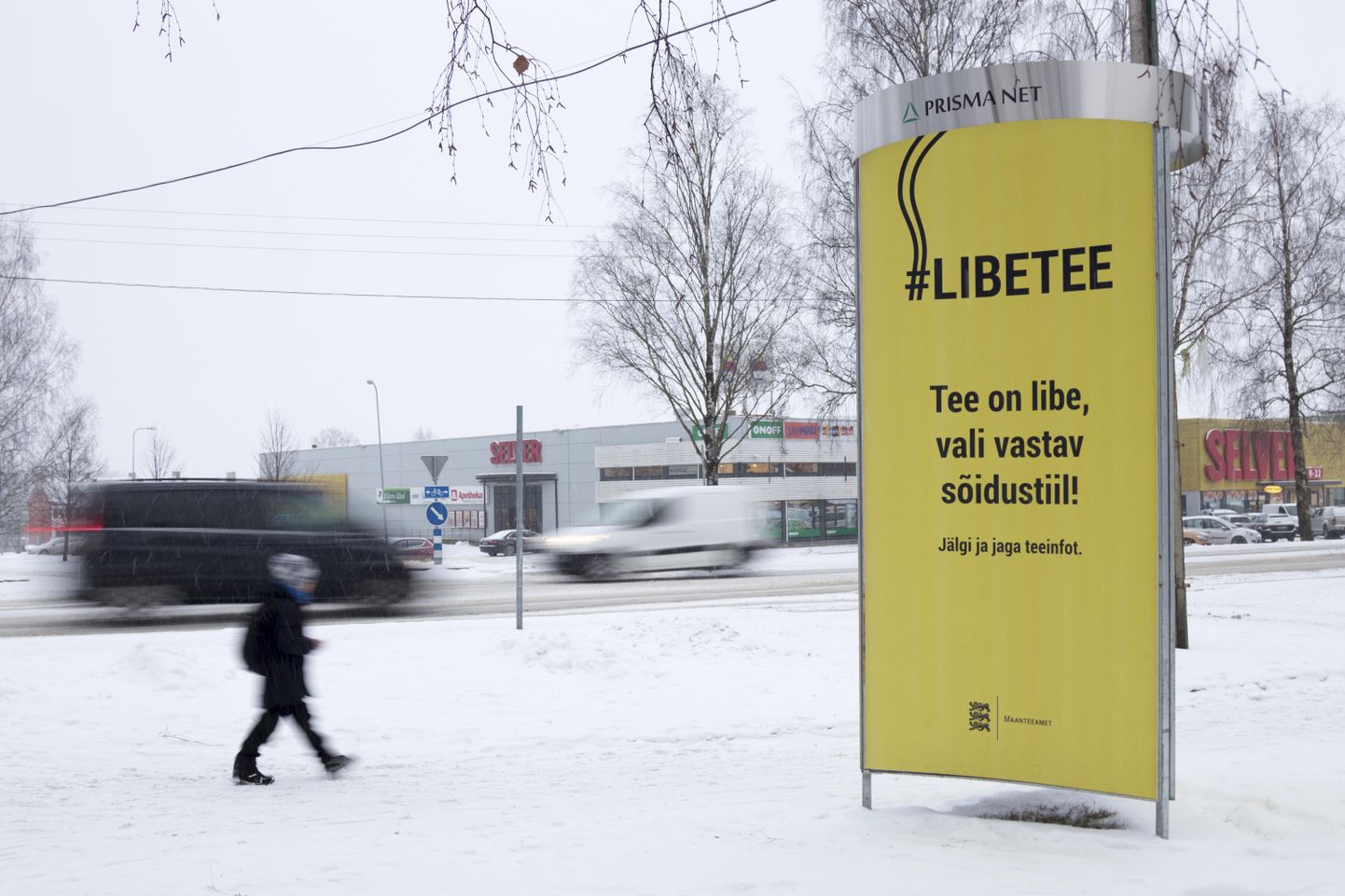 Juhte hoiatav ja ettevaatusele kutsuv plakat Viljandis Riia maanteel.