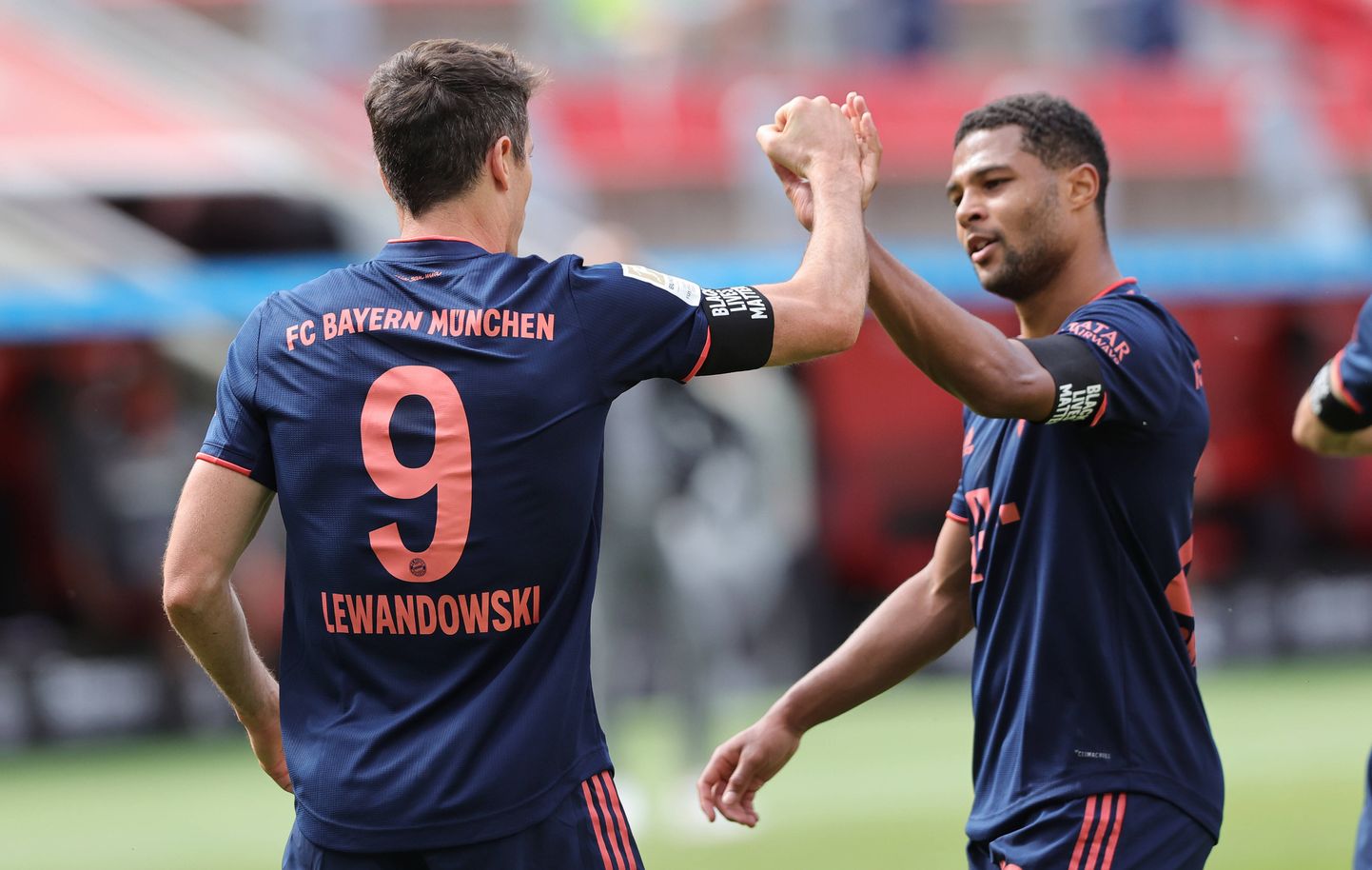 Kogu Müncheni Bayerni meeskona kandis täna käepaelu, mil oli sõnum: "Black Lives Matter". Pildil Robert Lewandowski ja Serge Gnabry.