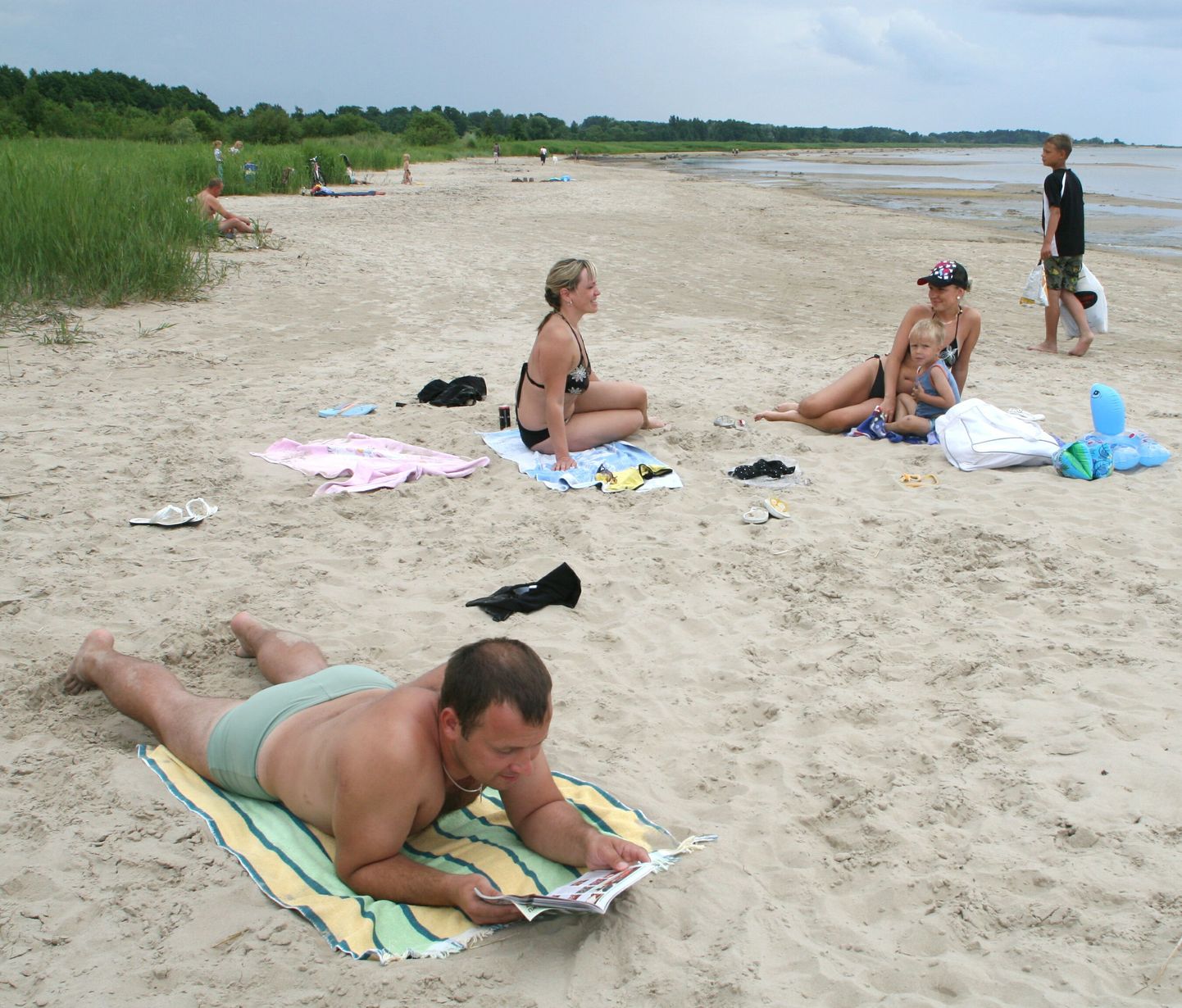 Päevitajad Kabli rannas.