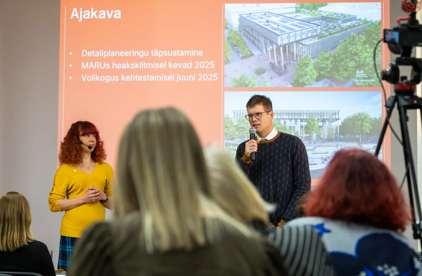 Siuru kultuurikeskuse avaliku arutelu eestkõneleja oli Tartu abilinnapea Elo Kiivet, keda toetas linnaarhitekt Jiri Tintera.