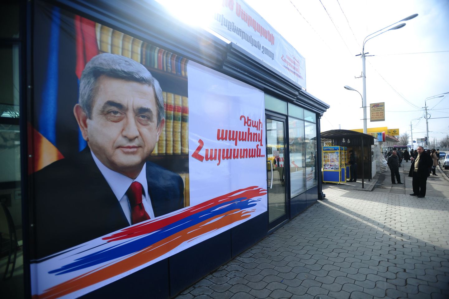 Valimisplakat Armeenia praeguse riigipea Serž Sargsjani piltiga Jerevanis.