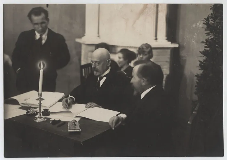 Яан Поска подписывает тартуский мирный договор.