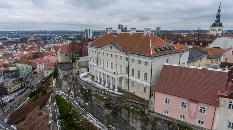 1792. aastal valminud krahv Jakob Pontus Stenbocki linnaresidentsis jõudsid nõukogude ajal asuda ENSV ülemkohus, jaoskonnakohtud, Apteekide Peavalitsus, notariaalkontor ja Tallinna Pedagoogilise Instituudi kunstiklassid. 1987-1996 seisis maja tühjalt ja lagunes ning pärast neli aastat kestnud renoveerimist kolis sinna valitsus.
