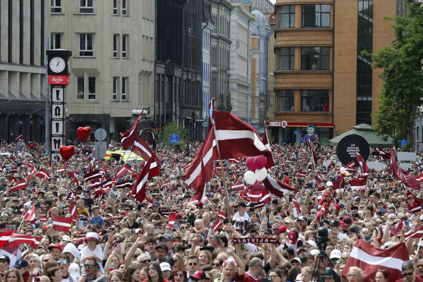 Läti hokikoondist tuli Riia kesklinna tervitama enam kui 50 000 inimest.