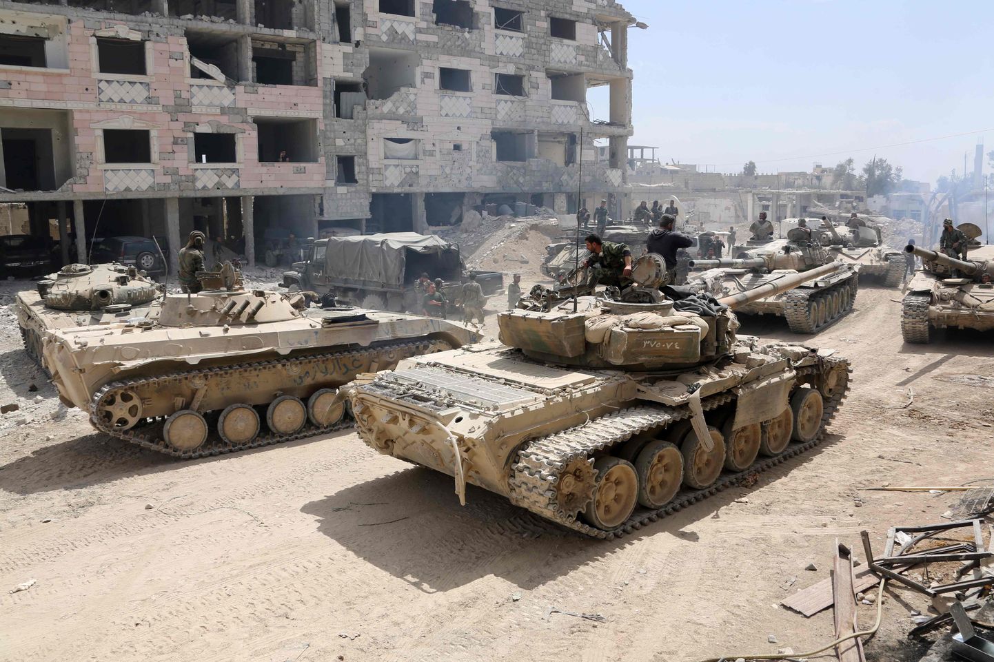 Süüria valitsusväed pühapäeval Douma idaosas.