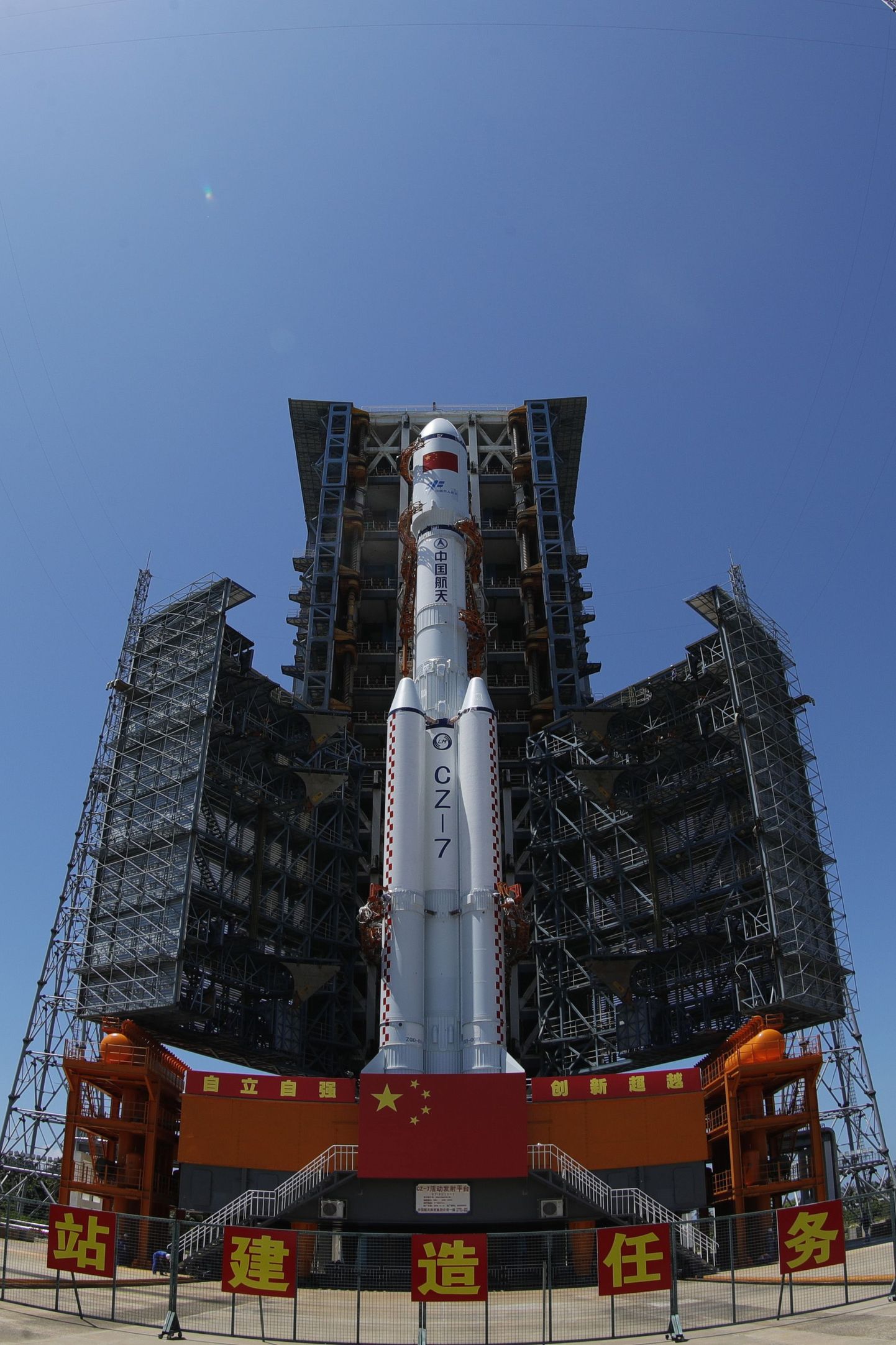 Hiina kanderakett koos automaatse veolaevaga Tianzhou-2 enne starti Hainani saarel asuvalt kosmodroomilt.