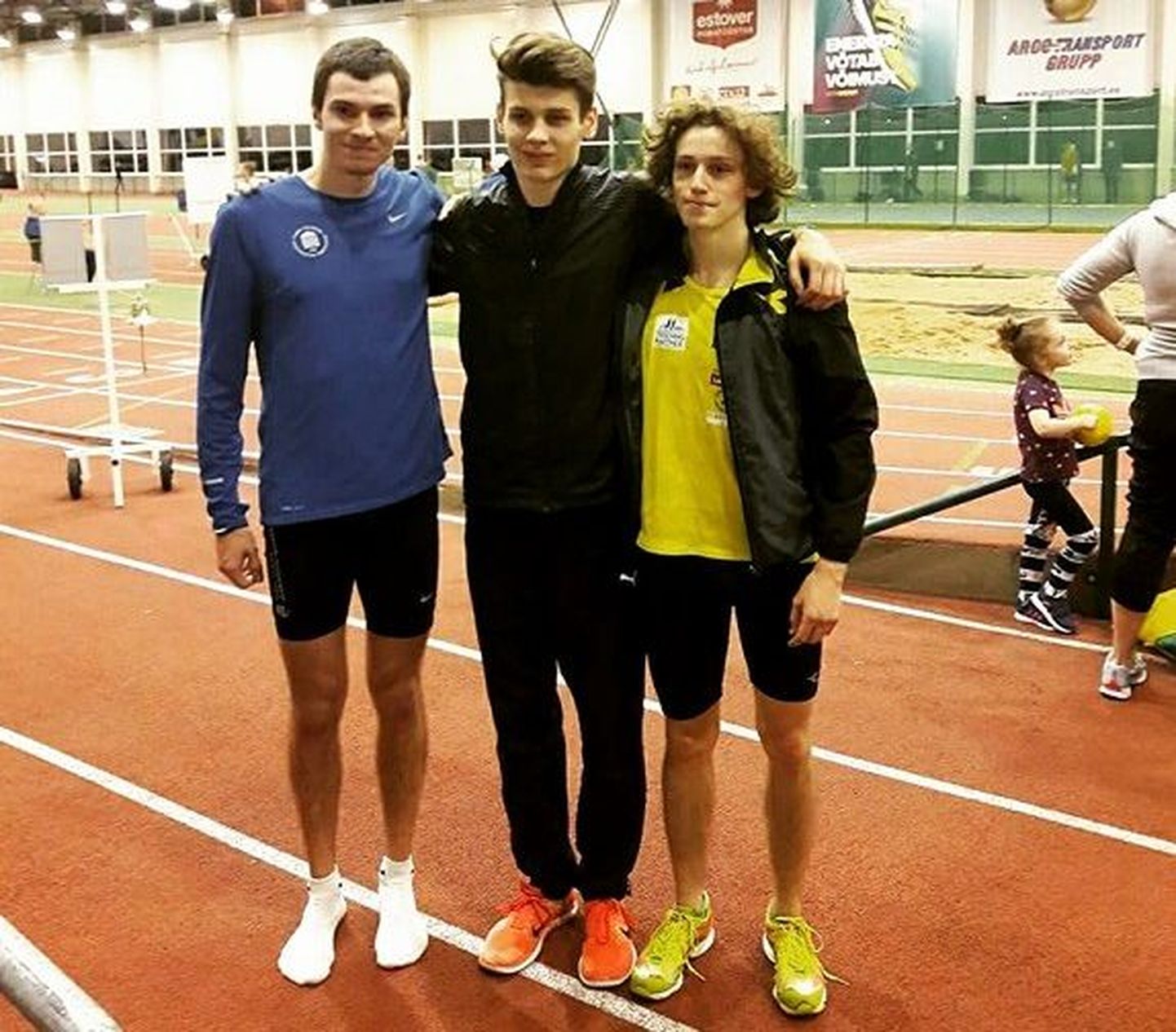 Kristian Otlot (keskel) koos Deniss Šalkauskase ja Mark Abneriga pärast 1000 m jooksu.