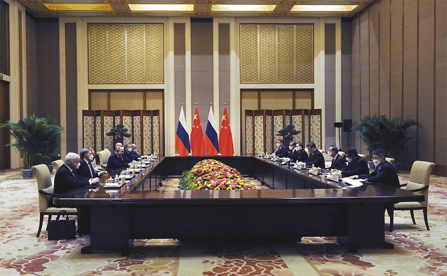 Venemaa president Vladimir Putin (vasakul keskel) ja Hiina president Xi Jinping (paremal keskel) 4. veebruaril 2022 Pekingis tippkohtumisel.