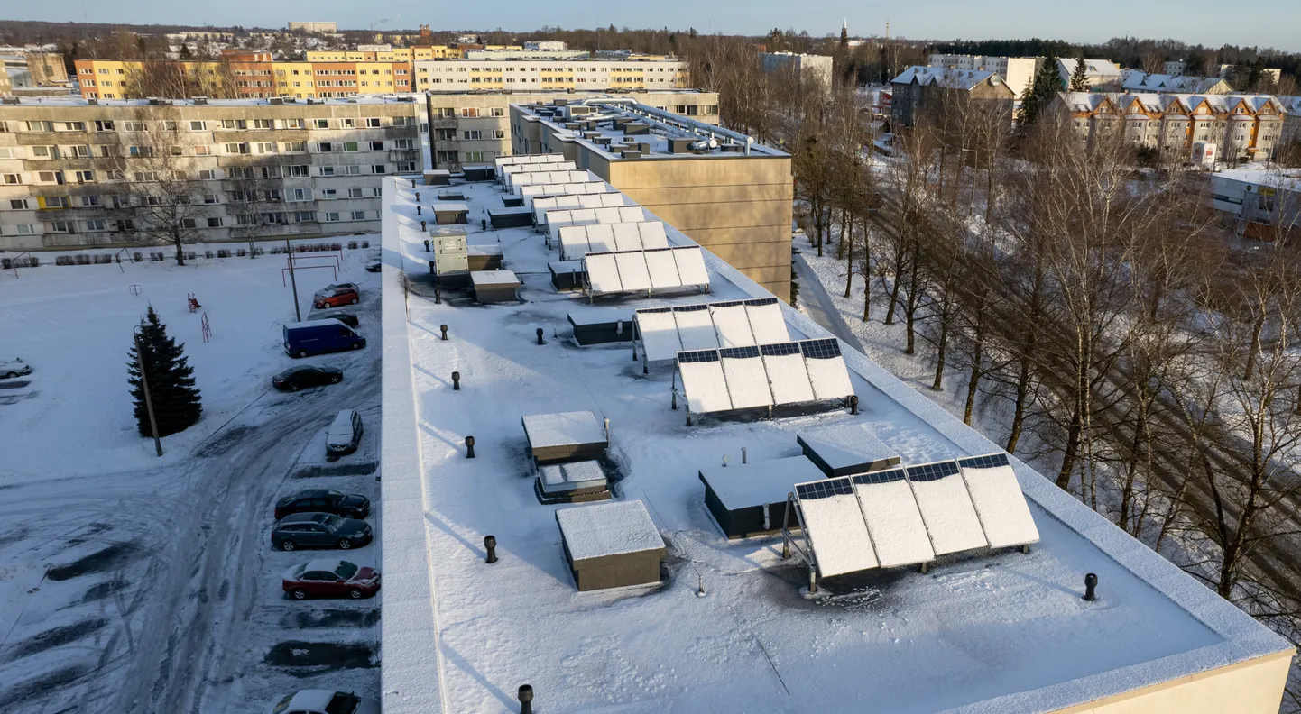 Päikesepaneelid kortermaja katusel.