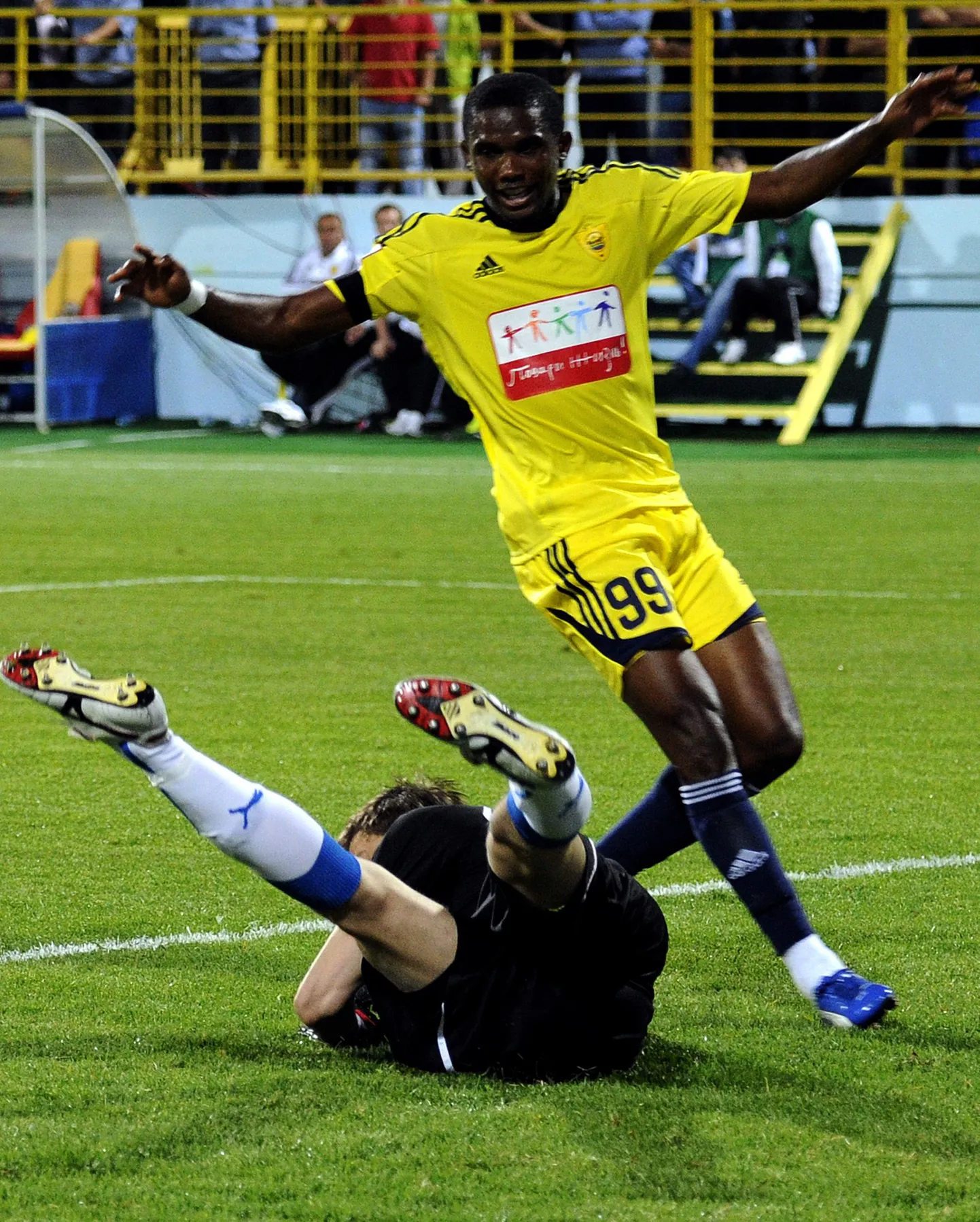 Samuel Eto'o (paremal).