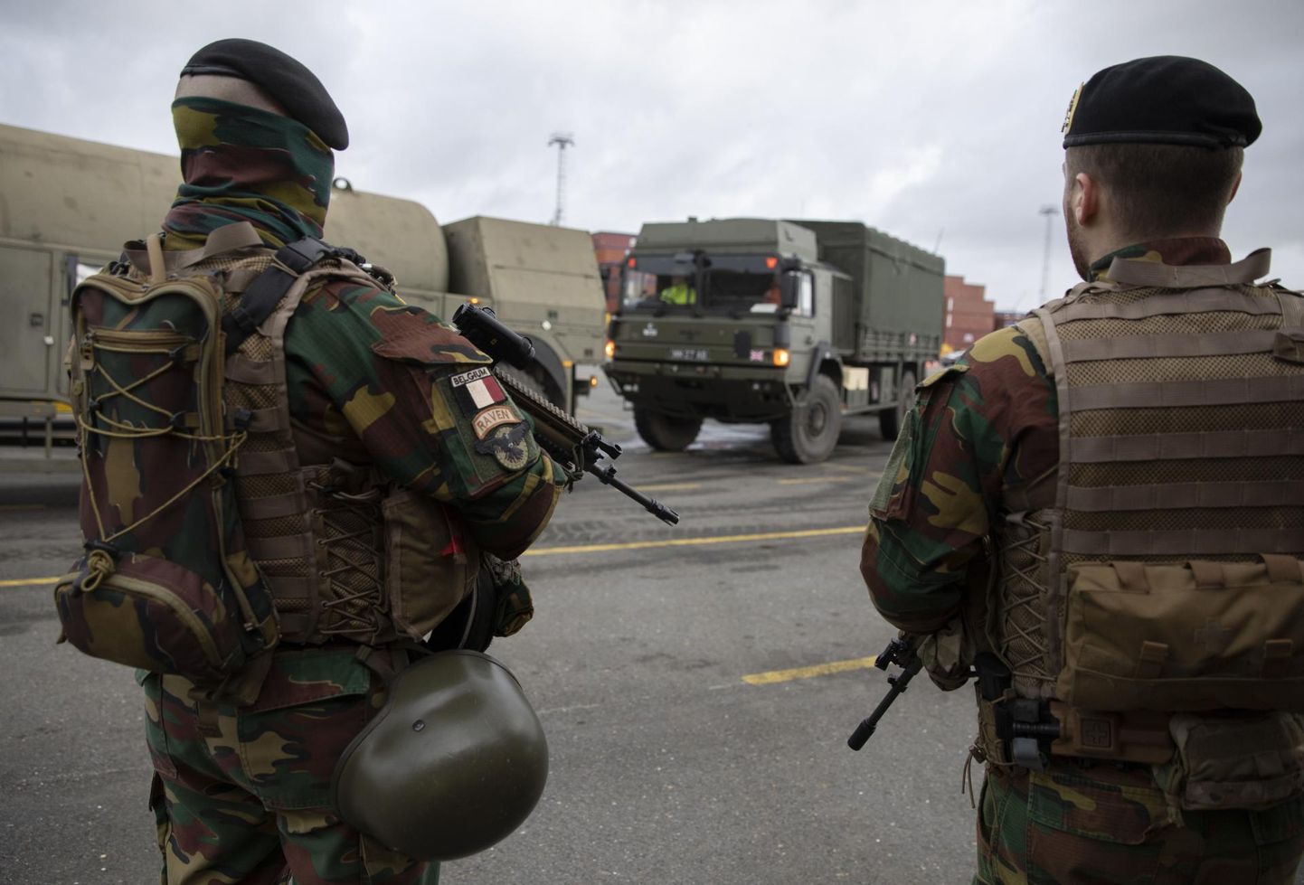 Belgia sõdurid valvamas veebruaris Defender 2020-le toodud USA sõjaväetehnikat.