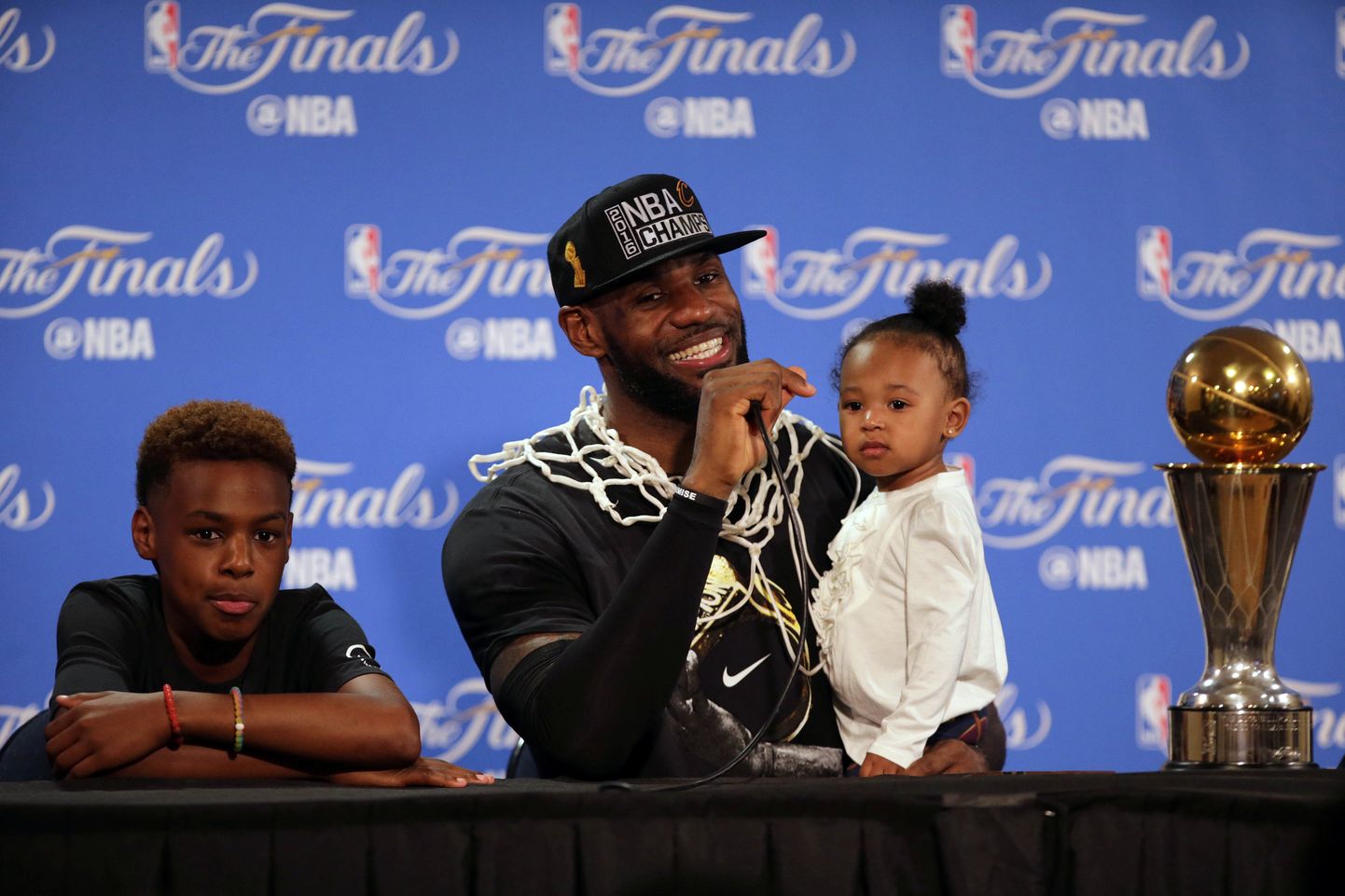 Lebron James Jr vasakul pärast seda, kui ta isa võitis 2016. aastal NBA meistritiitli.