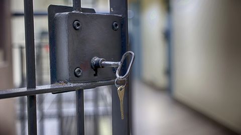 Aizspieda muti un iebāza roku zem apakšbiksēm. Vīrietim piespriež cietumsodu par seksuālu vardarbību pret deviņgadīgu meiteni