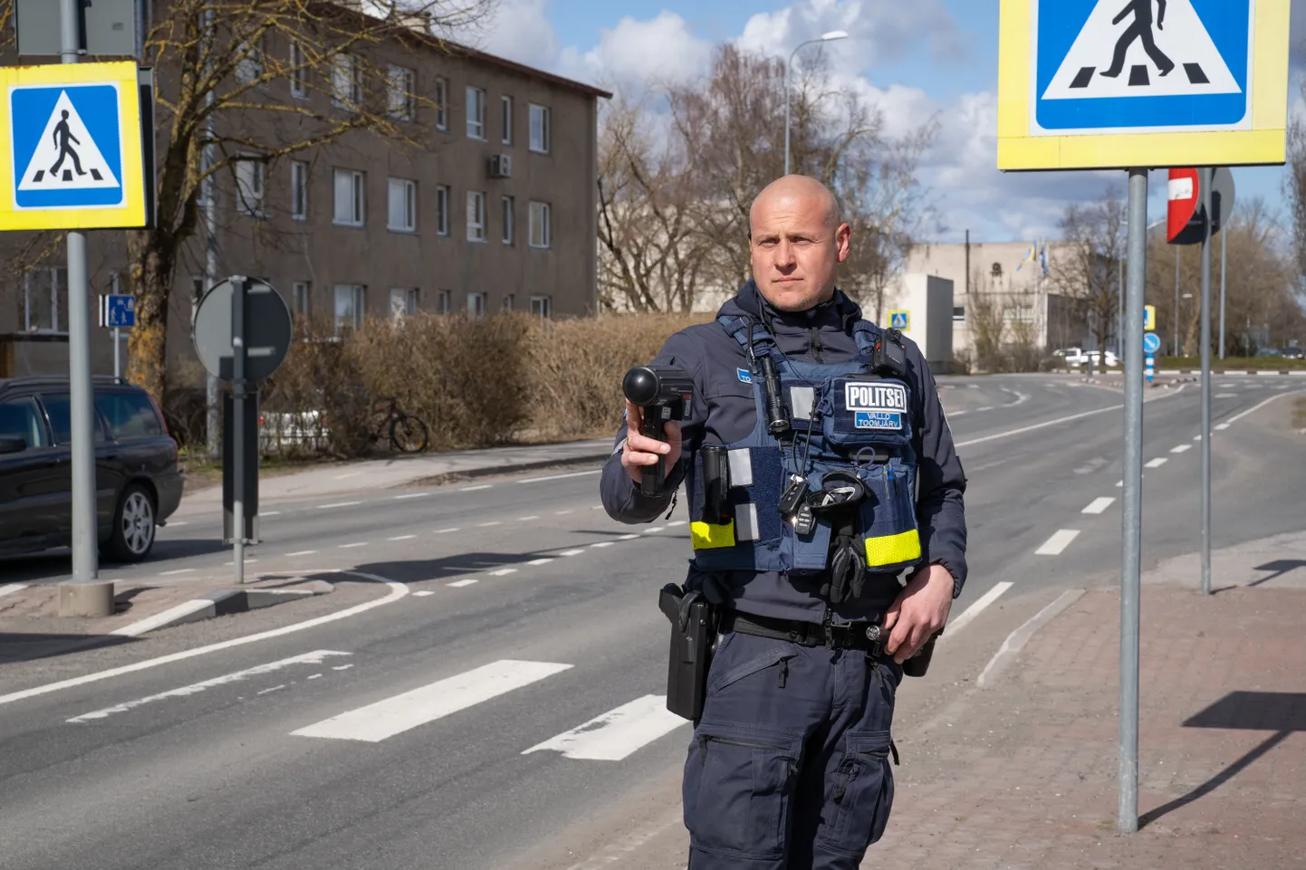LIIKLUSTALGUD: Politsei välijuht Vallo Toomjärv Marientalis kiirust mõõtmas. Seekord olid kõik juhid liikluskuulekad.