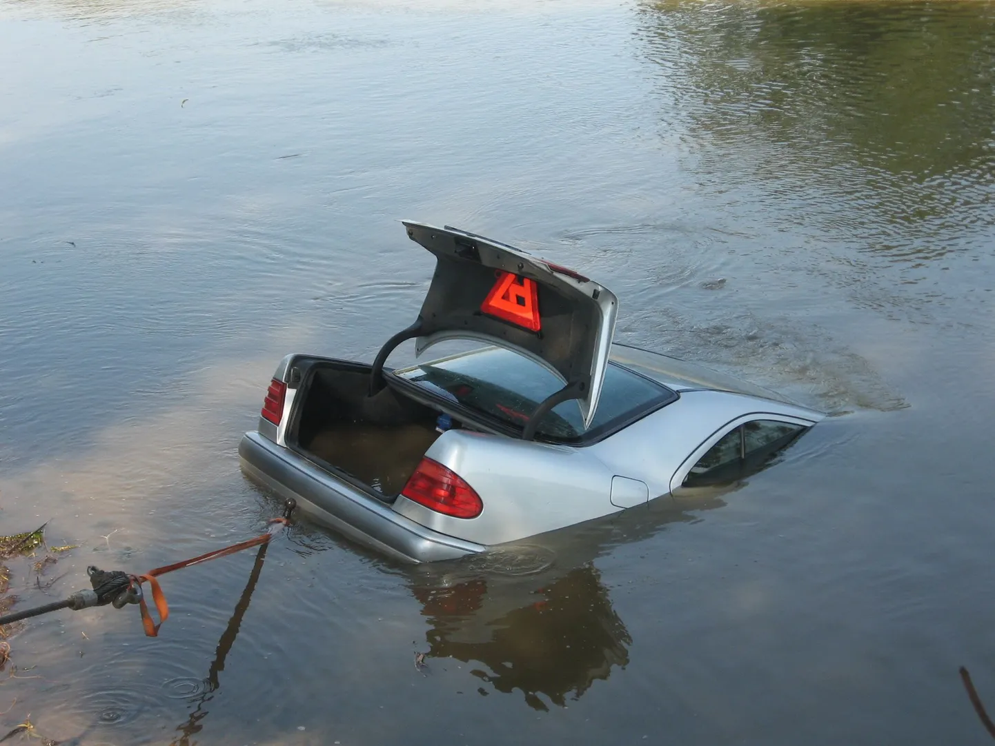 Auto vajus jõkke.
