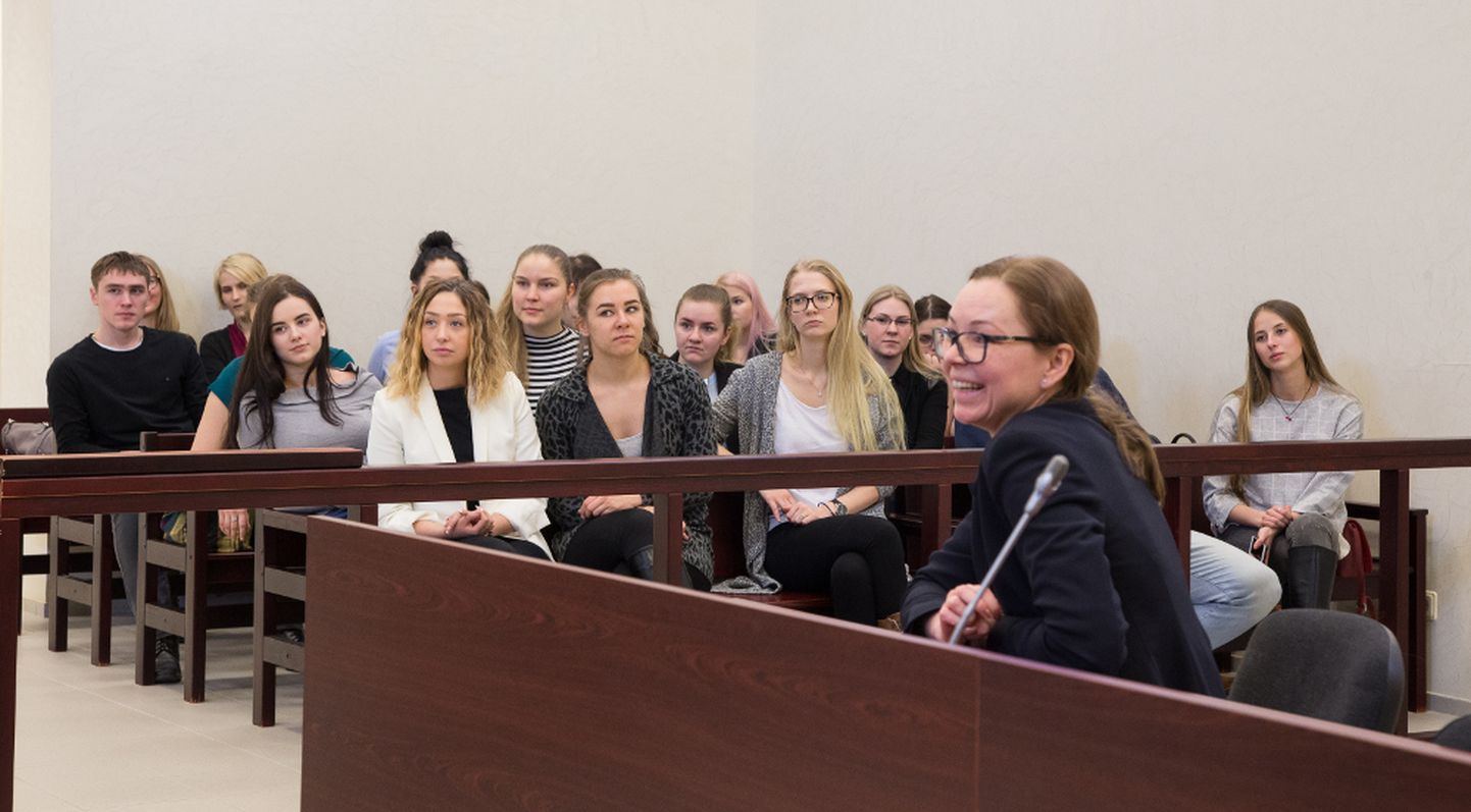 Narva kohtumaja tööd tutvustas õigusteaduskonna tudengitele Viru maakohtu esimees Astrid Asi, kes tuli Ida-Virumaale kohtunikuks kuus aastat tagasi.

MATTI KÄMÄRÄ