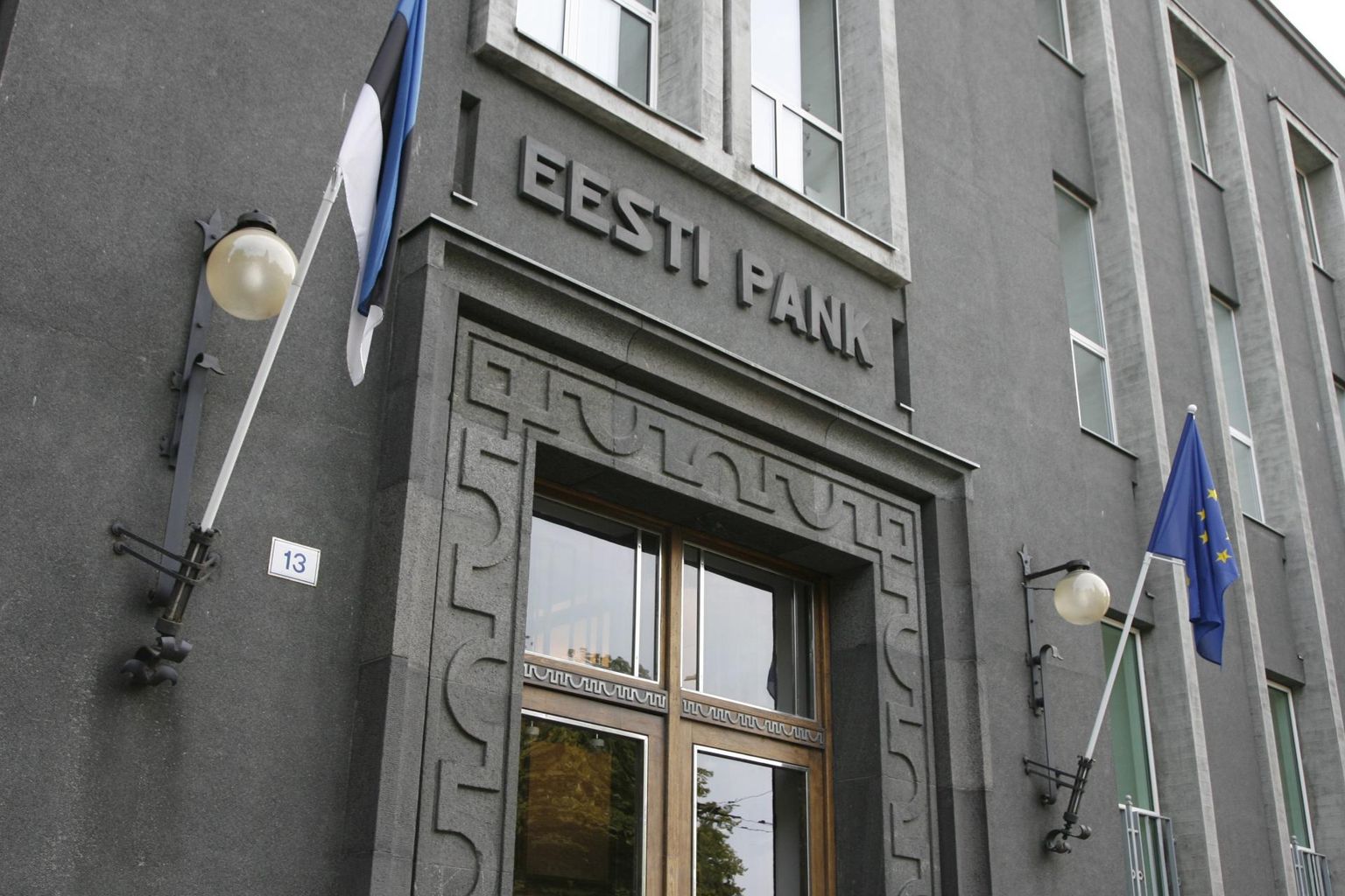Eesti Panga hinnangul on tänavu kevadel finantssektori toimimist ohustavad riskid suured, kuid ettevõtted ja eraisikud on oma rahaliste kohustustega seni hästi toime tulnud. Finantsstabiilsuse riske vähendab tugev pangandussektor, mis on hästi kapitaliseeritud ja kasumlik.