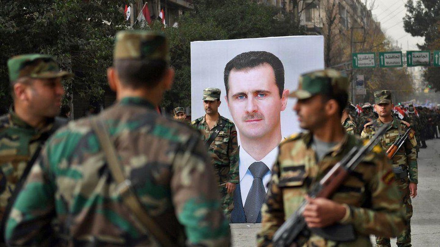 Сирийские военные на параде с портретом Ассада