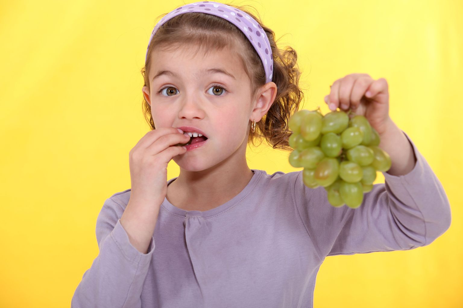 Viinamarjad tasuks enne lastele andmist  pooleks lõigata või rõhutada lapsele, et marja tuleb närida, mitte tervelt alla neelata.