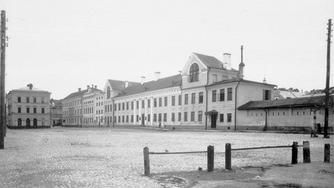 TARTU TULEMINE ⟩ Linnaraamatukogu hoones tegutses omal ajal tall, kõrts, perekonnaseisuamet ja muudki