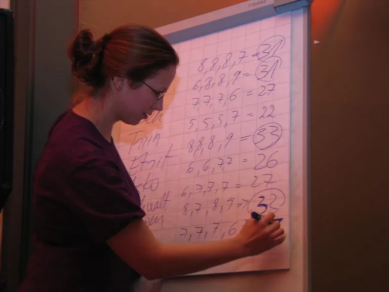 Aija Sakova 2004. aastal luuleprõmmul punktitabelit pidamas.