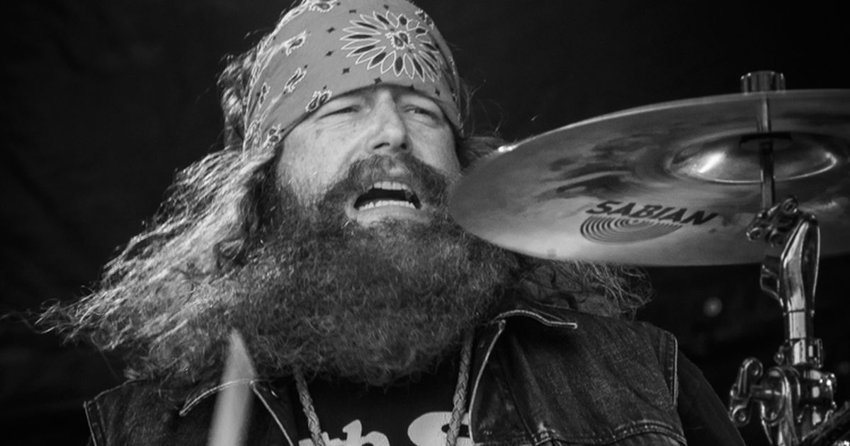 Suri armastatud kantriroki ansambli trummar