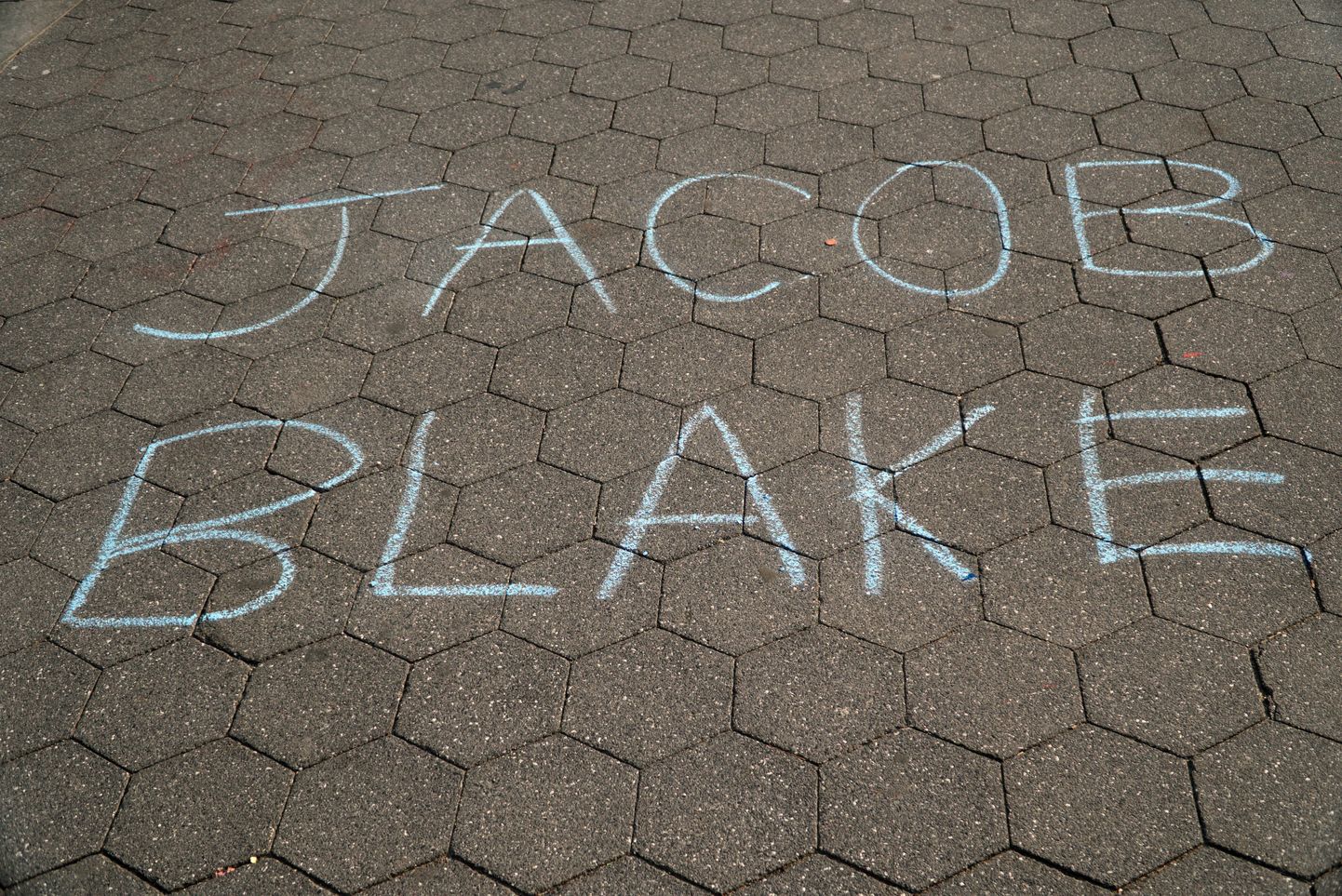 Politseikuulid selga saanud afroameeriklast Jacob Blake'i toetatakse ka ta nime tänavale kirjutamisega
