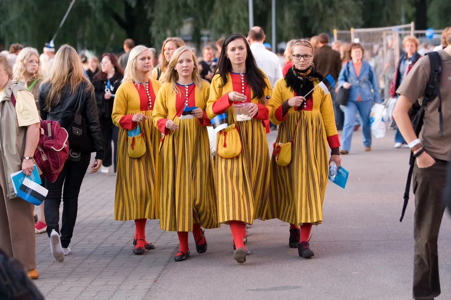 Öölaulupidu Tallinna lauluväljakul Eesti Vabariigi 90. sünniaasta puhul.