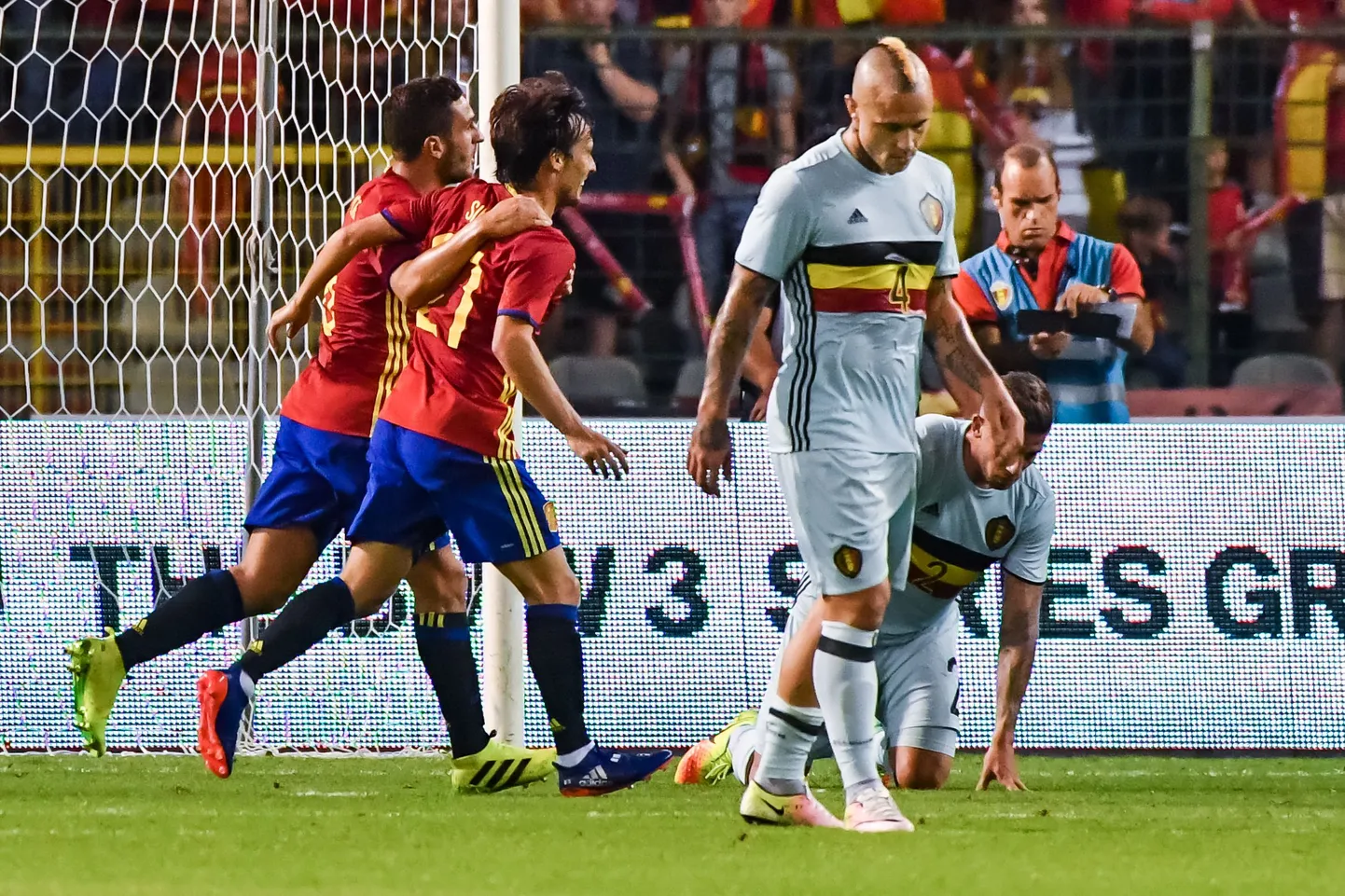 Hispaanlane David Silva (vasakult teine) on äsja palli väravasse saatnud, belglased kurvastavad.